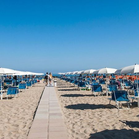 Hotel Prestige Cattolica Bagian luar foto