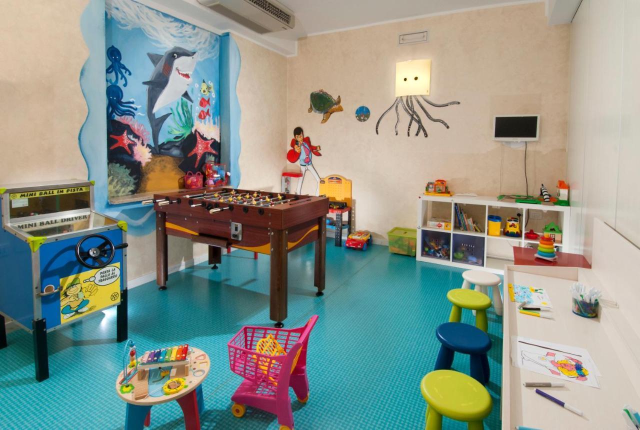 Hotel Prestige Cattolica Bagian luar foto