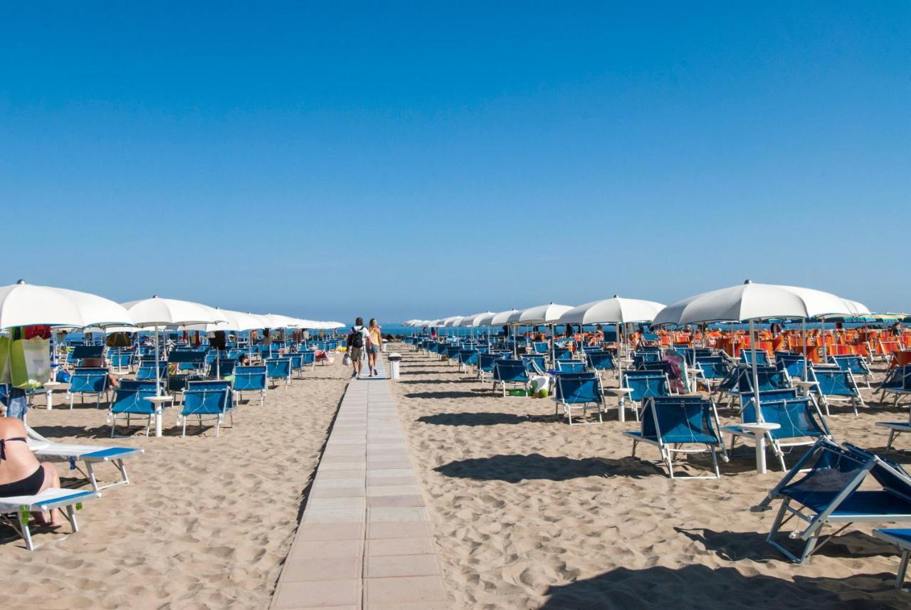 Hotel Prestige Cattolica Bagian luar foto