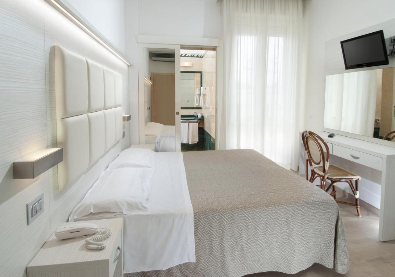 Hotel Prestige Cattolica Bagian luar foto