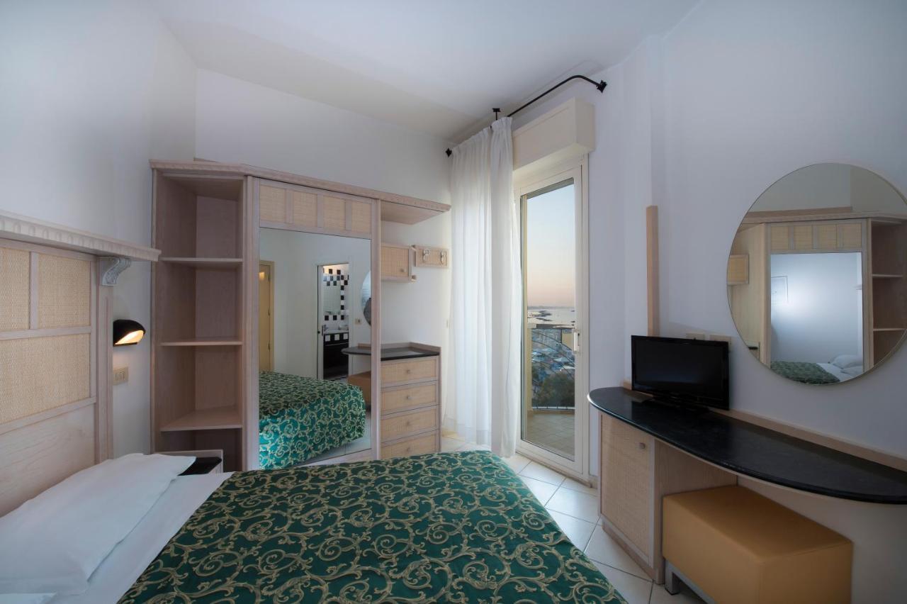 Hotel Prestige Cattolica Bagian luar foto