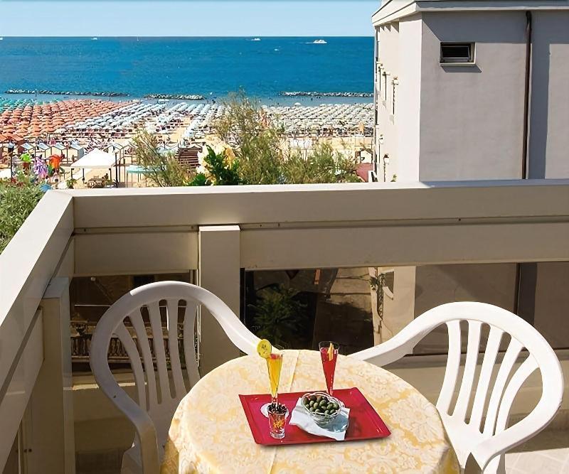 Hotel Prestige Cattolica Bagian luar foto
