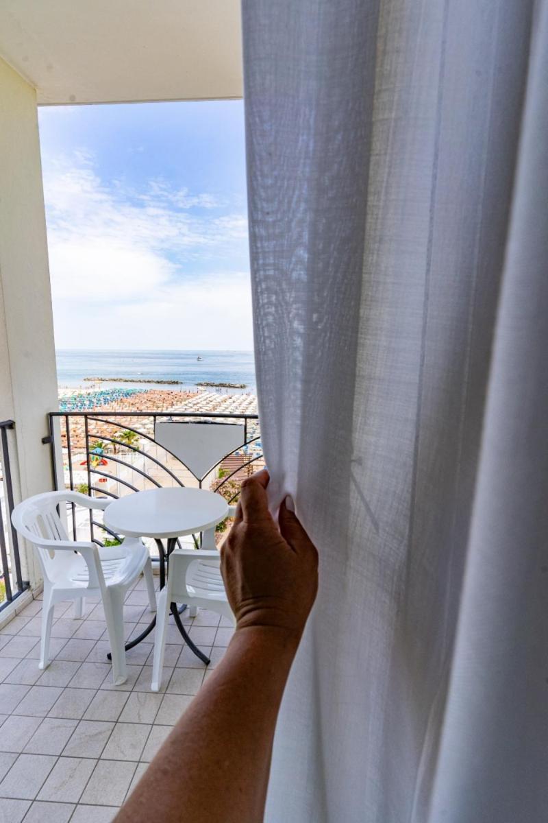 Hotel Prestige Cattolica Bagian luar foto