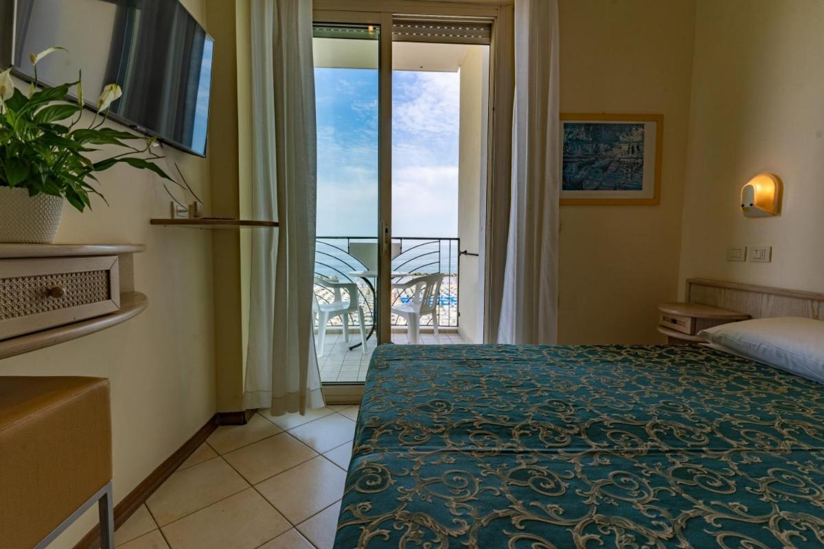 Hotel Prestige Cattolica Bagian luar foto