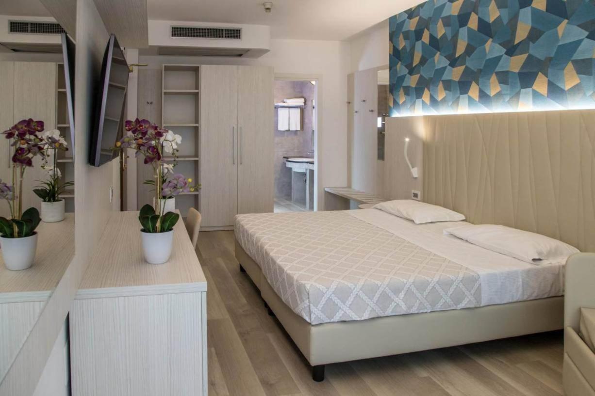Hotel Prestige Cattolica Bagian luar foto