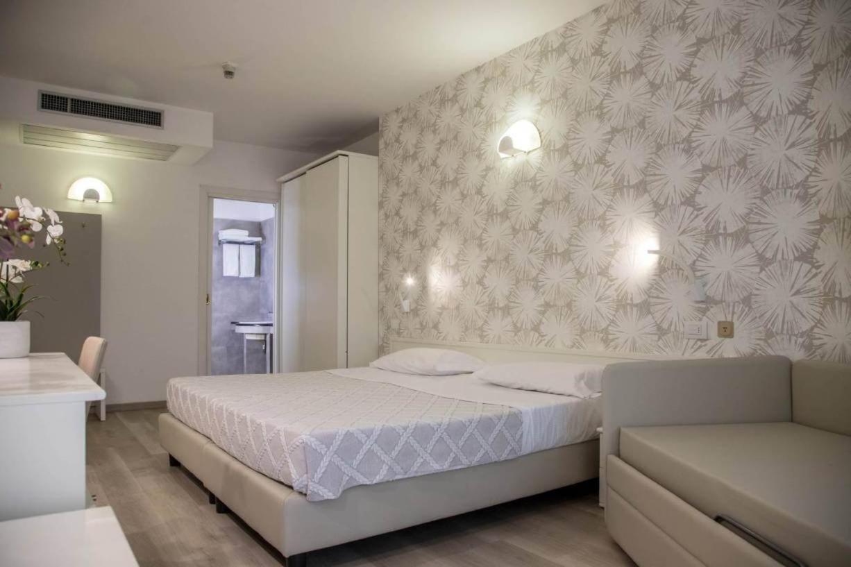 Hotel Prestige Cattolica Bagian luar foto