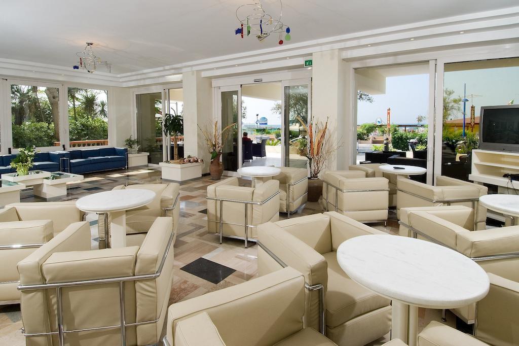 Hotel Prestige Cattolica Bagian luar foto
