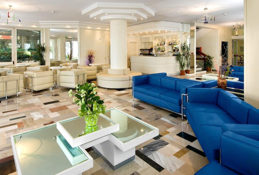 Hotel Prestige Cattolica Bagian luar foto