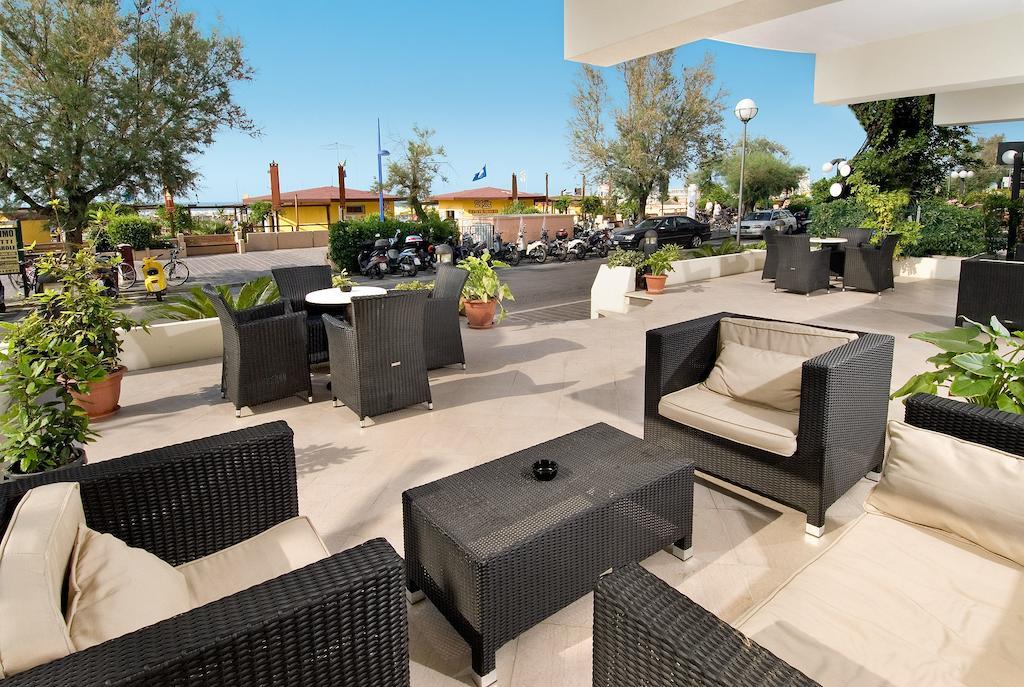Hotel Prestige Cattolica Bagian luar foto