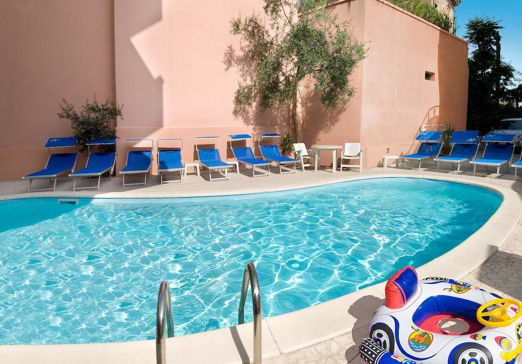 Hotel Prestige Cattolica Bagian luar foto