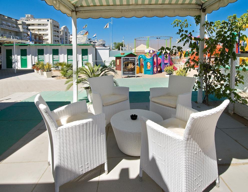 Hotel Prestige Cattolica Bagian luar foto