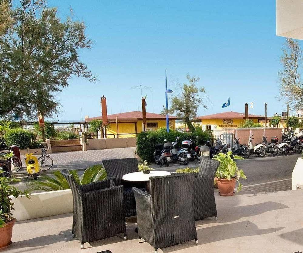 Hotel Prestige Cattolica Bagian luar foto